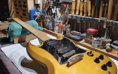 Passage exceptionnel à l’atelier : la Gibson SG Raw Power de Lorien Testard